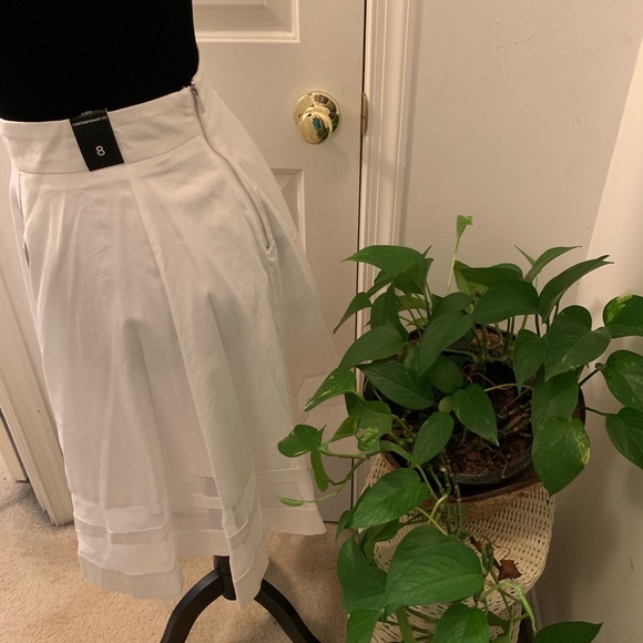 Feminine Amanda and Chelsea White Skirt size 8 - Picture 4 of 13
